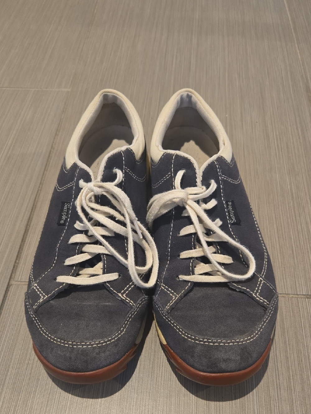 Woman's Simple Sneakers